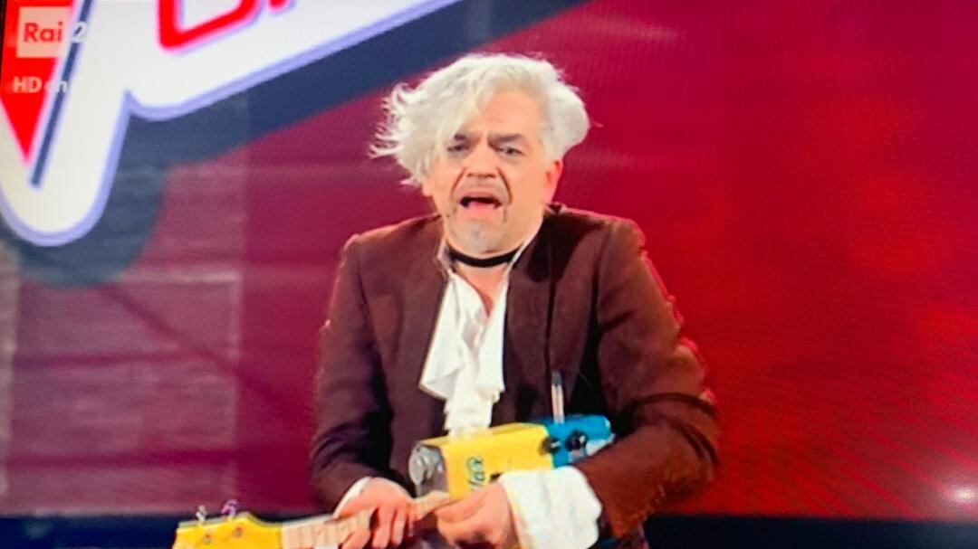 The Voice, Morgan diverte il pubblico cantando "Pem Pem" con l'ukulele