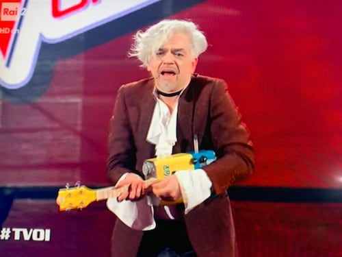 The Voice, Morgan diverte il pubblico cantando "Pem Pem" con l'ukulele