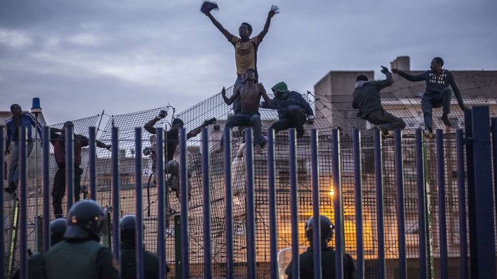 Spagna, 300 migranti assaltano il confine di Melilla