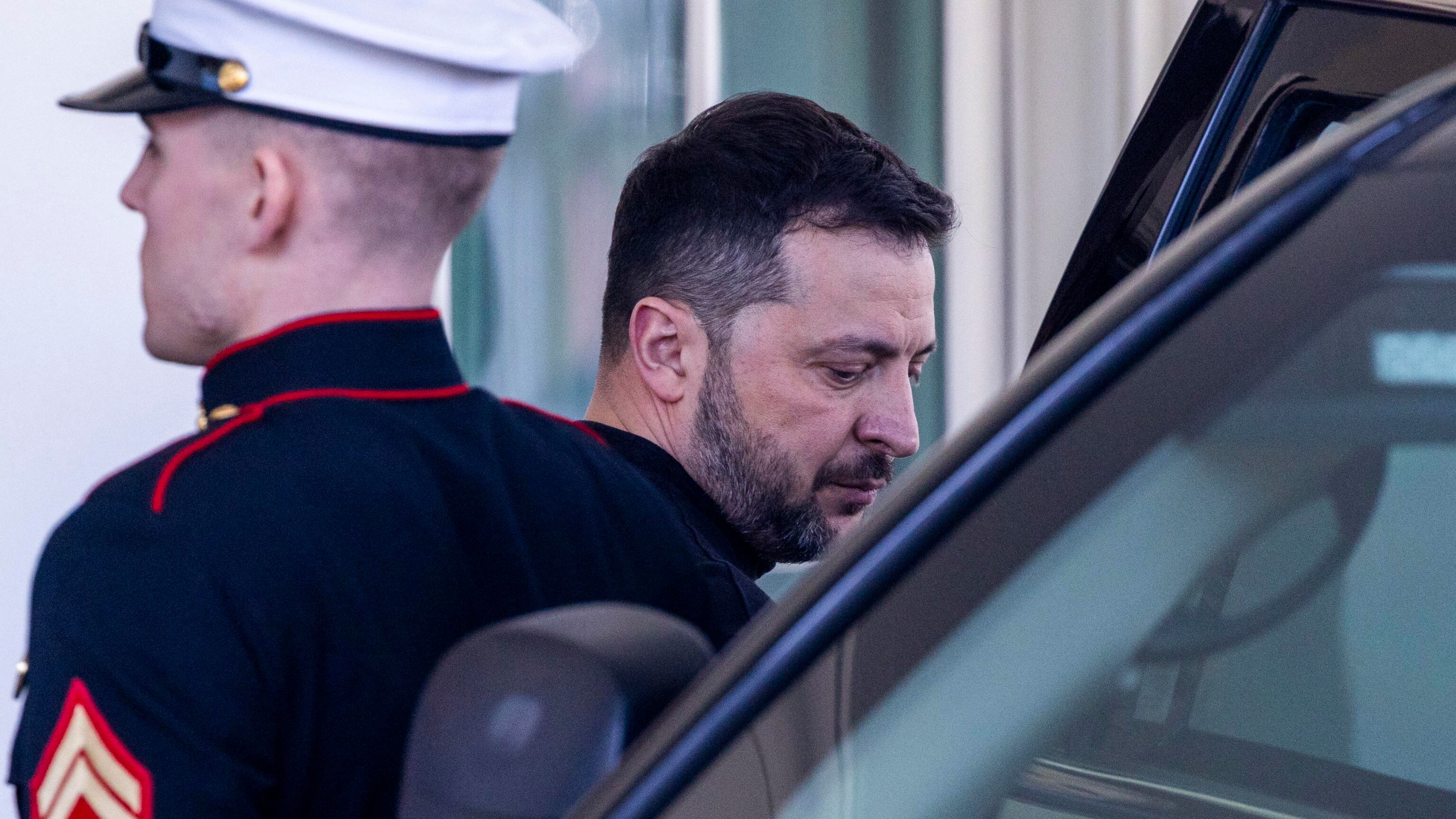 Il pranzo cancellato, l'attesa di un'ora e la cacciata: i nuovi retroscena sullo scontro Zelensky-Trump