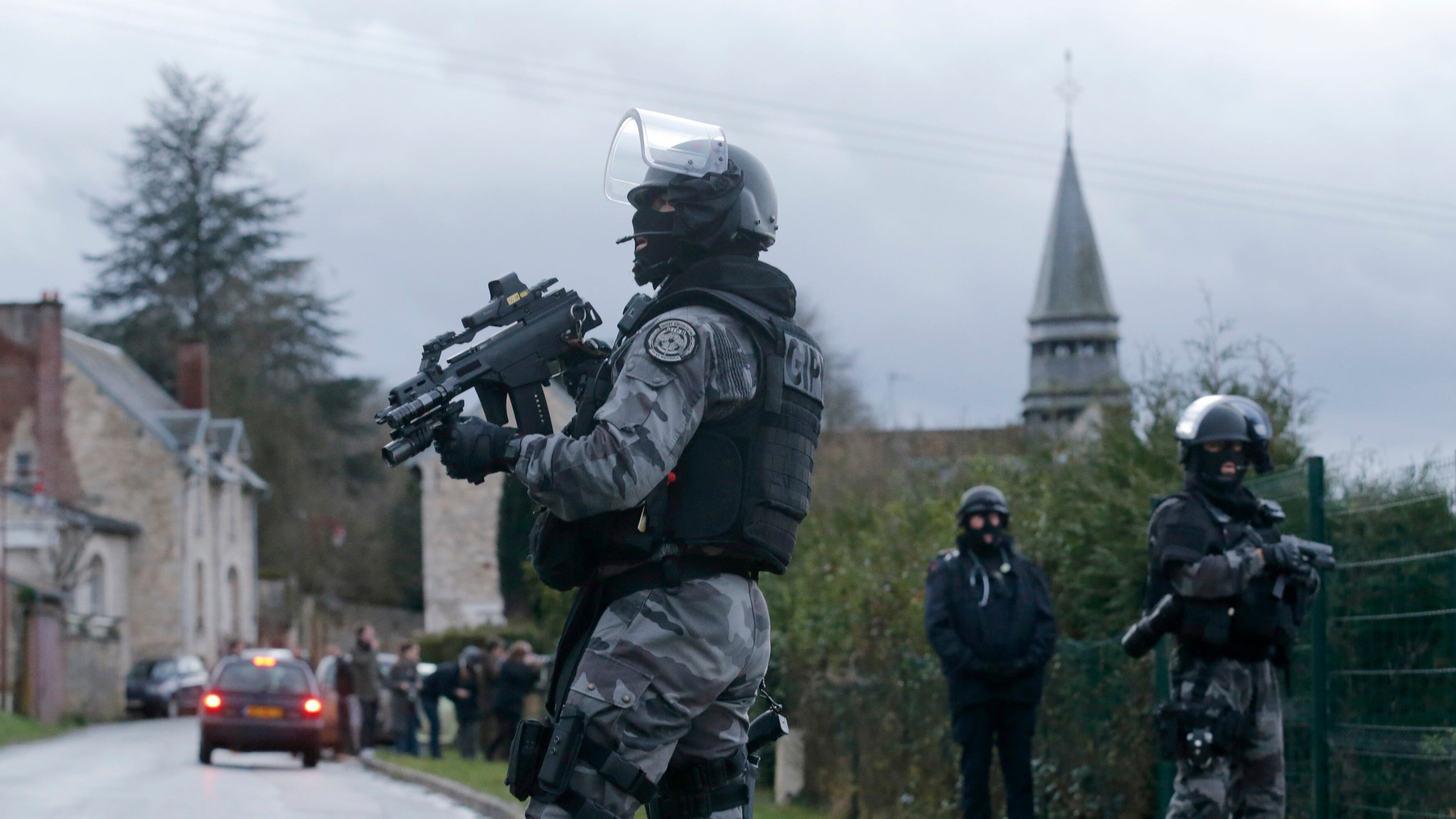 Charlie Hebdo, caccia infinita ai terroristi: Francia incapace di reagire
