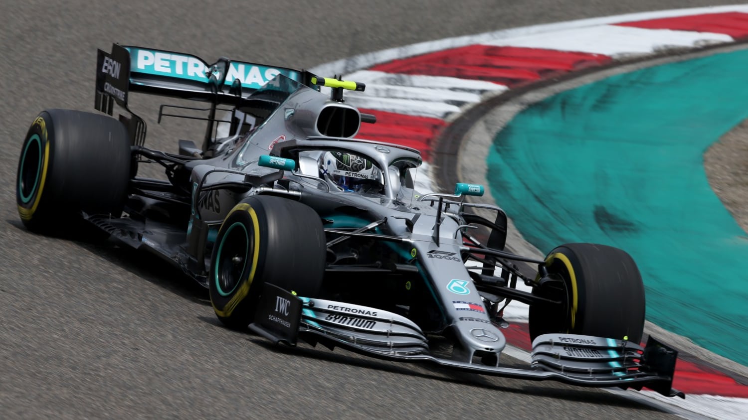 Formula Uno, Cina: Bottas in pole davanti ad Hamilton. Terzo Vettel, quarto Leclerc