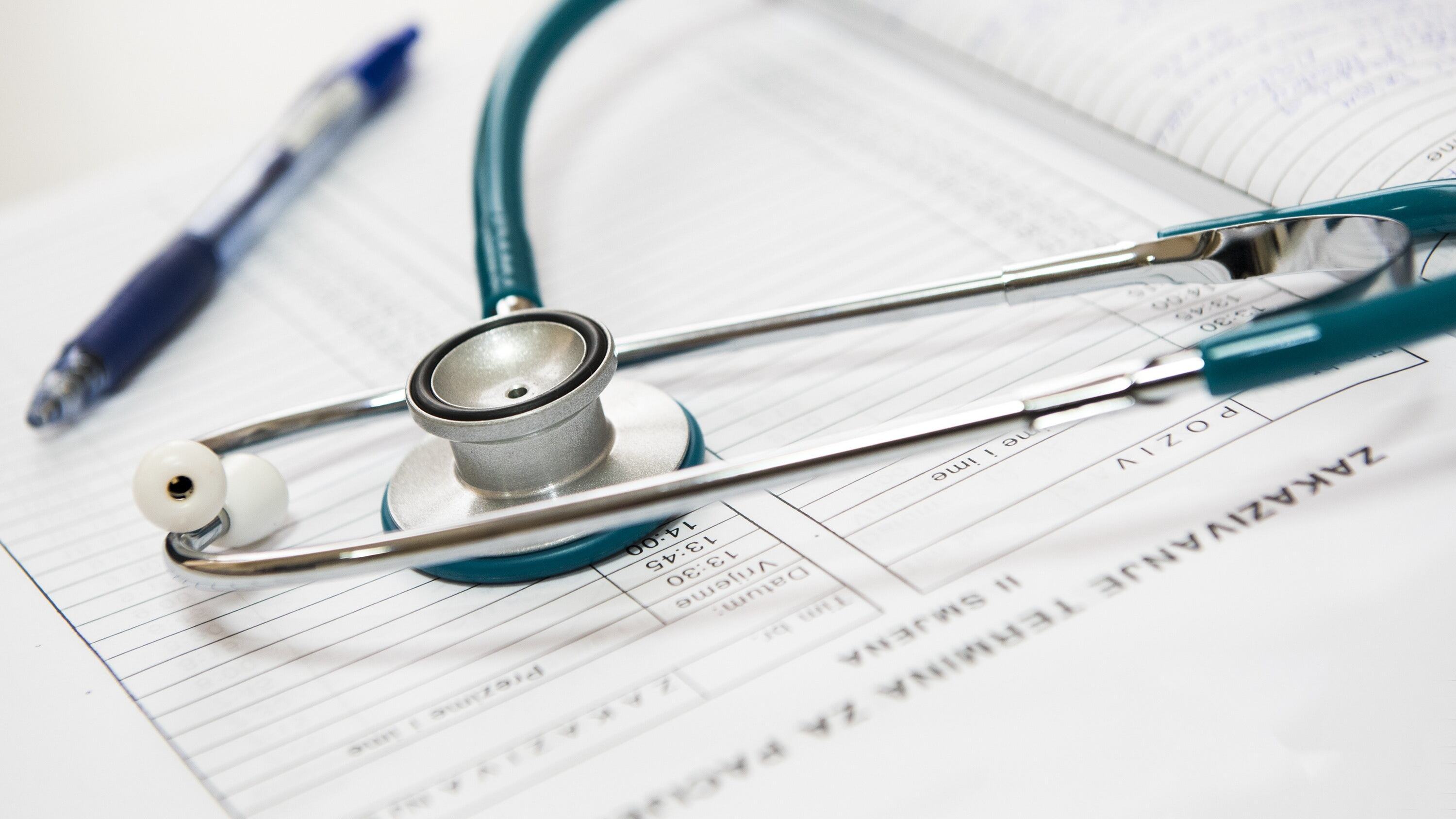 Convincere 40mila medici a rientrare: il piano anti tasse del governo