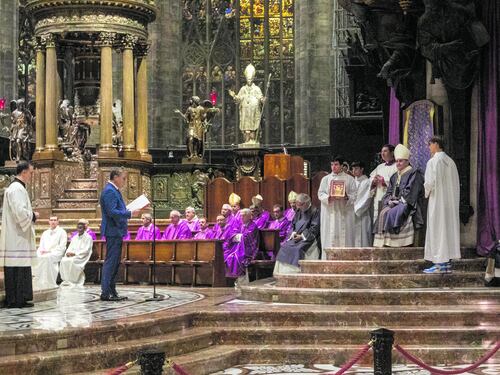 Delpini: "Non ci sono case". La Diocesi mette un milione