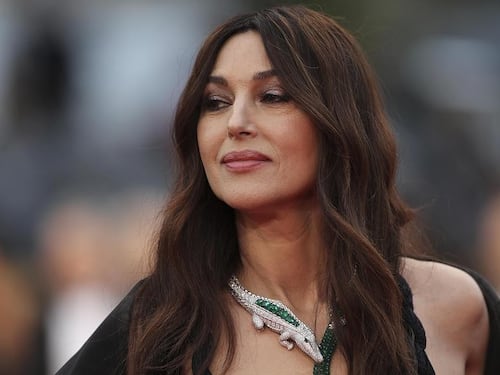 Monica Bellucci si racconta, l’amore, le figlie, la privacy, il cinema: “Non esiste un’alternativa alla maturità o si invecchia o si muore”