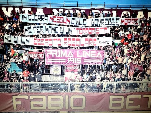 Cori e bandiere pro-Palestina: gli ultras del Livorno contro il loro presidente
