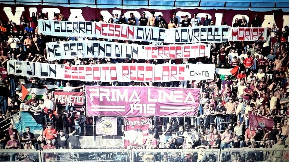 Cori e bandiere pro-Palestina: gli ultras del Livorno contro il loro presidente