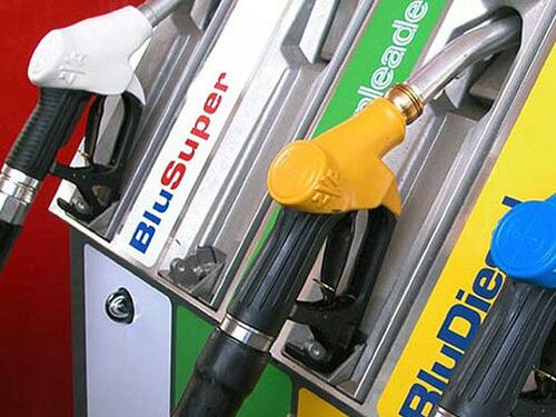 La Lega "offre" benzina senza accise: assalto alle pompe