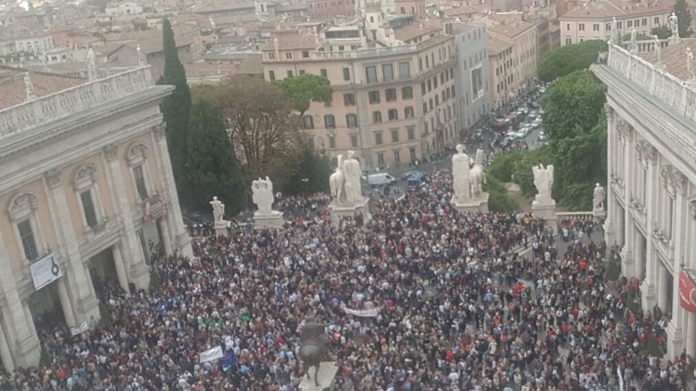 Roma, cittadini in piazza contro la Raggi