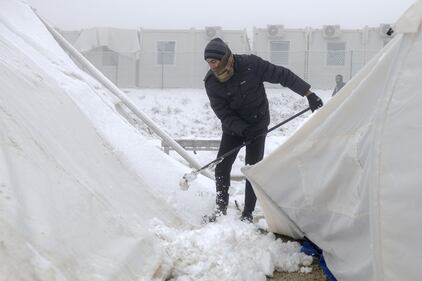 I migranti nella neve a Lipa, Bosnia 7