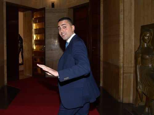Il M5S vuol rifare la Costituzione "Taglieremo 345 parlamentari"