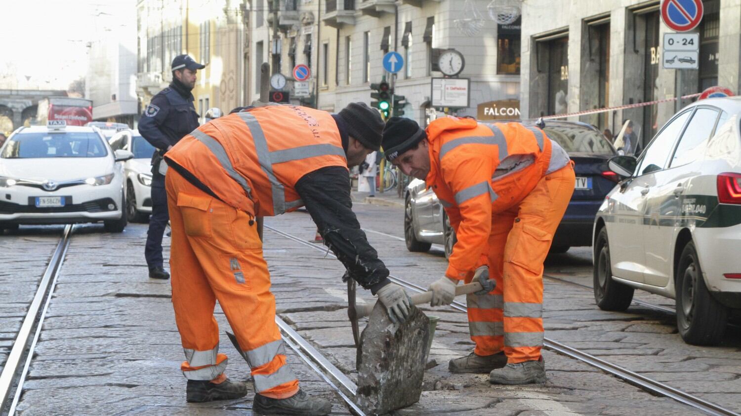 Buche pericolose sulle strade di Milano dopo le violente piogge degli ultimi giorni 9