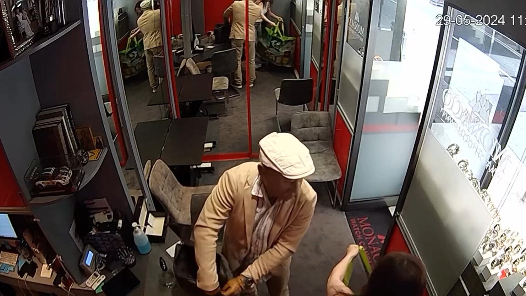 Travestito da anziano col bastone rapina gioielleria a Montecarlo: il colpo da 3 milioni