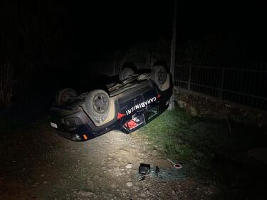Sardegna, l'auto dei carabinieri distrutta dalla ruspa 1
