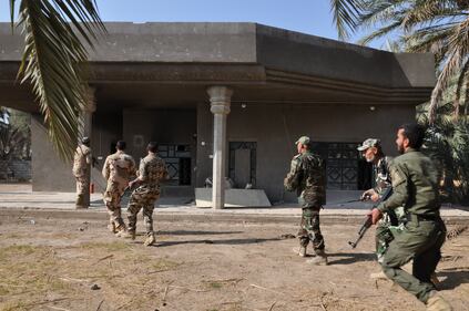 I volontari sciiti di Karbala si avvicinano alla casa della morte dell'Isis
