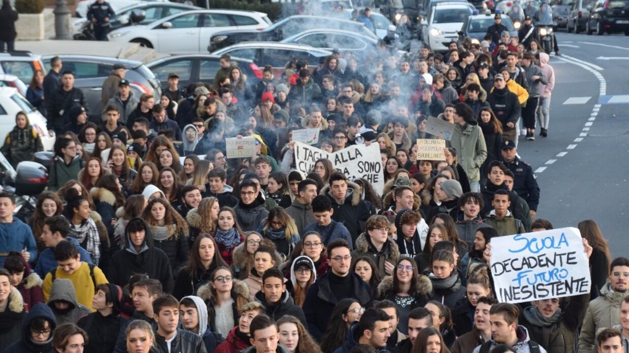 Freddo a scuola: 1000 studenti in piazza nell'Imperiese