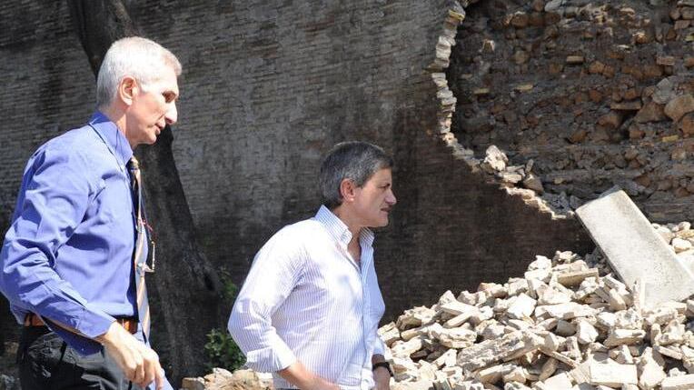 Dai roghi ai crolli: il nuovo bersaglio adesso è Alemanno