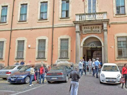 Uccise la zia a coltellate, assolto perché incapace intendere