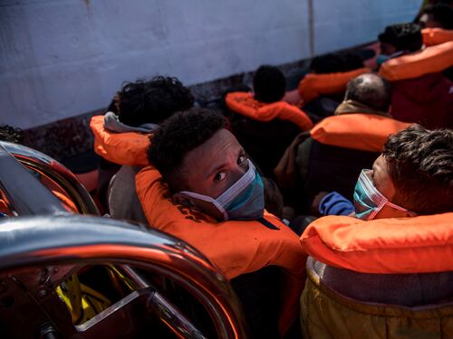 "Salvare i migranti", "Fermateli". Il governo e l'emergenza sbarchi