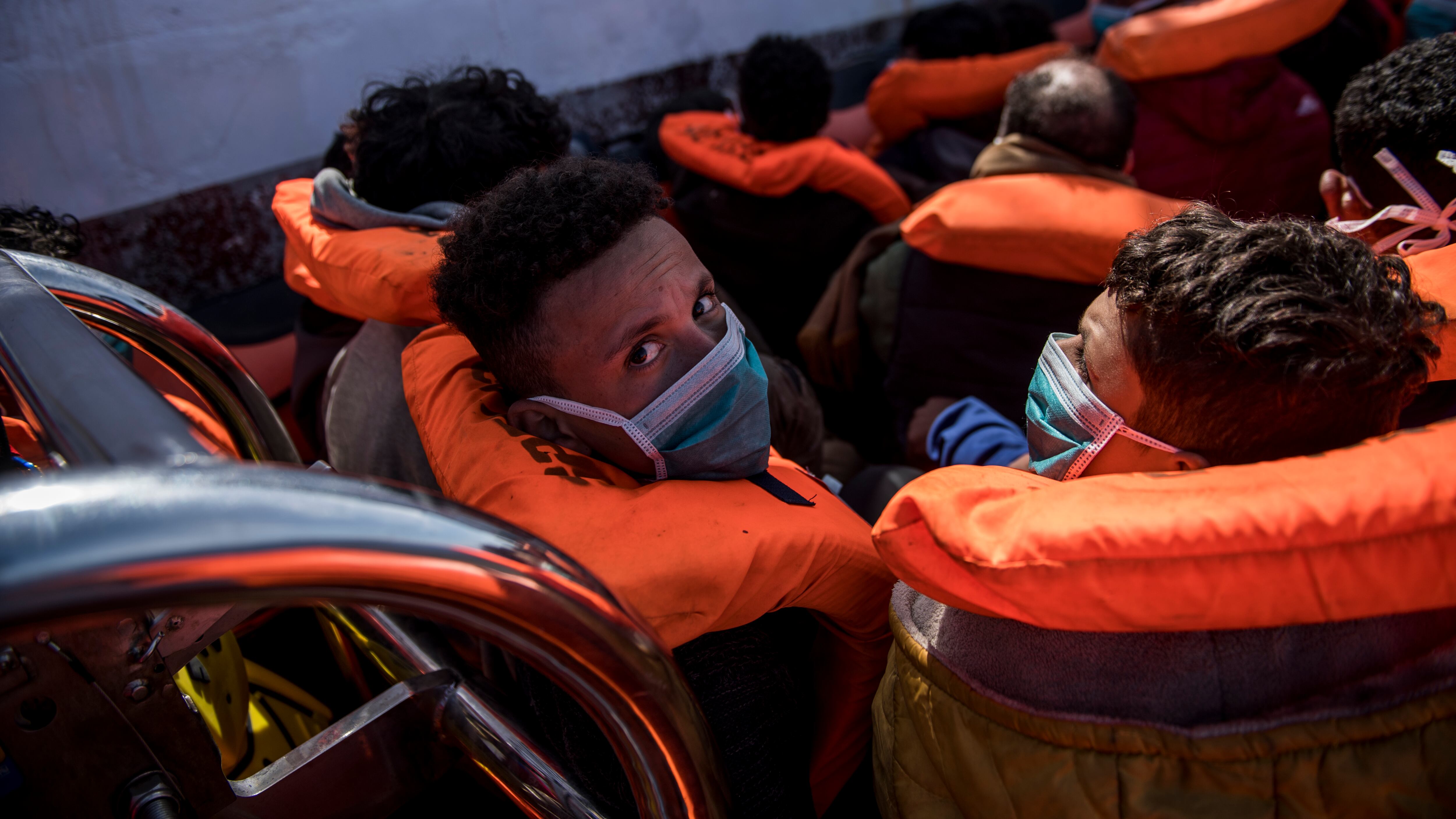 "Salvare i migranti", "Fermateli". Il governo e l'emergenza sbarchi