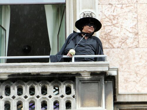 Dal balcone in Duomo spunta uno striscione e pure Zorro