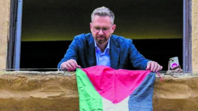 "Via la bandiera palestinese dal Comune". L'assessore Pd: "Richiesta strumentale"