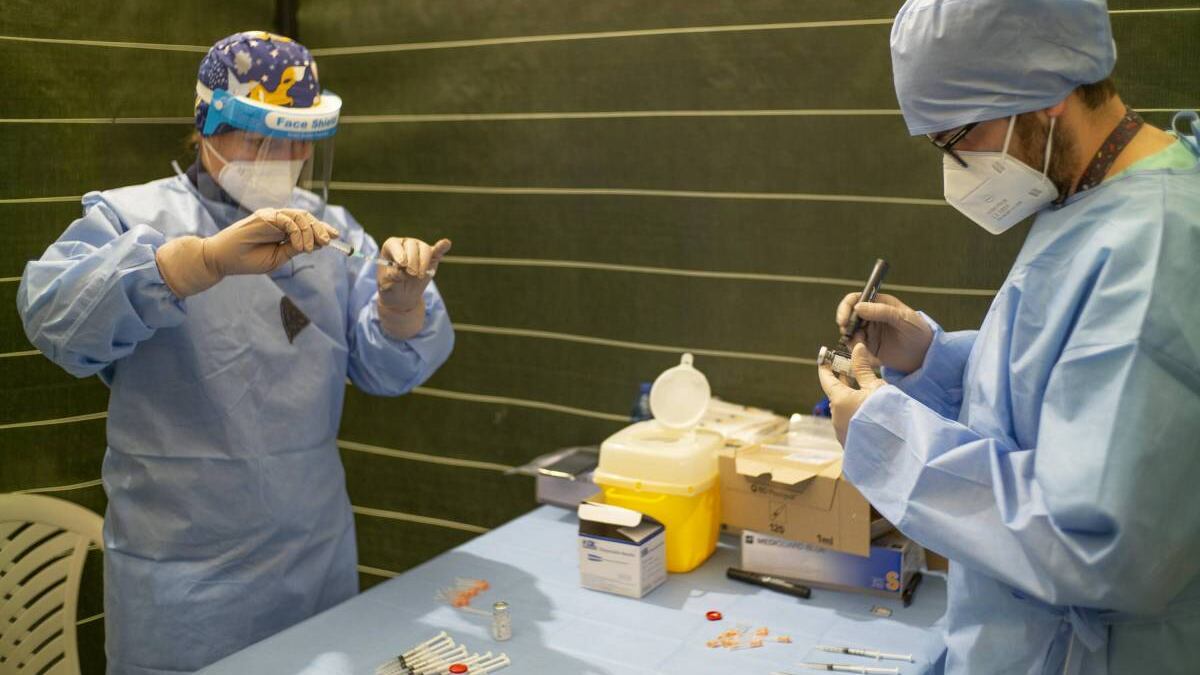 Vaccini per over 60. Da domani il via alle prenotazioni