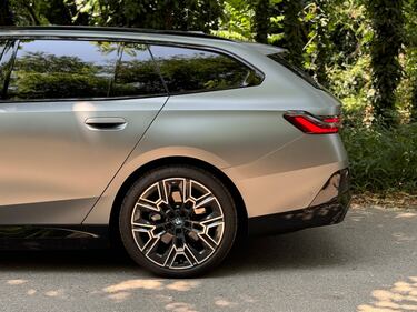 BMW i5 Touring eDrive40: guarda la gallery della Station Wagon elettrica da 340 CV 15