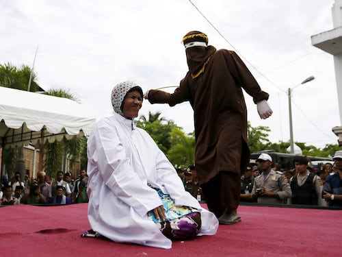 Donna indonesiana frustata: "Era seduta troppo vicino al fidanzato"