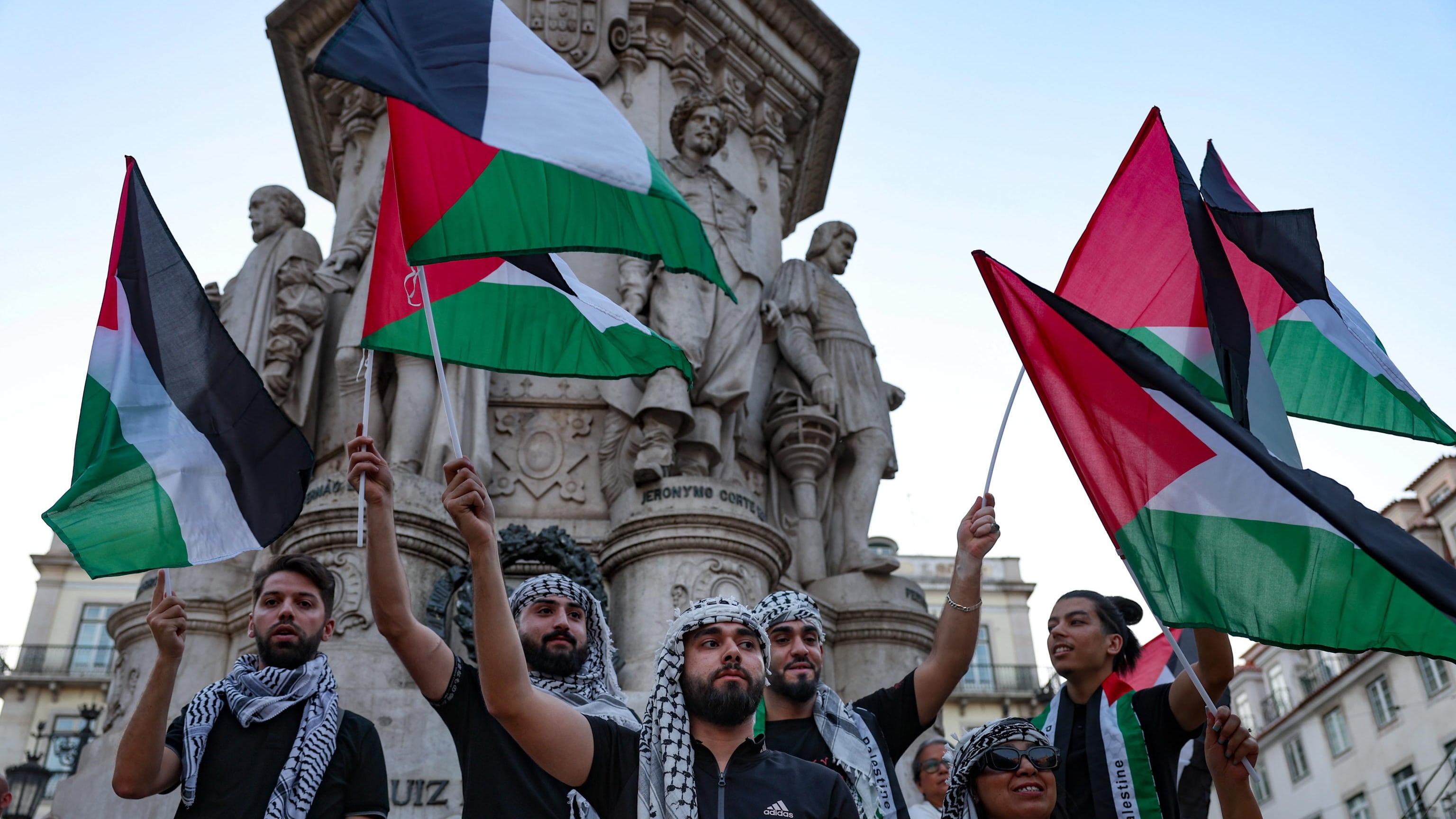Quei professionisti della protesta di piazza. Dal 41 bis alla Striscia di Gaza vale tutto