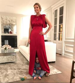Ivanka Trump elegante in rosso: i bimbi giocano con la gonna 1