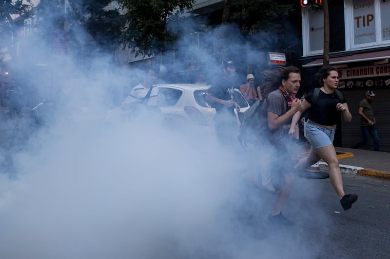 Istanbul, la polizia interrompe il Gay Pride 8