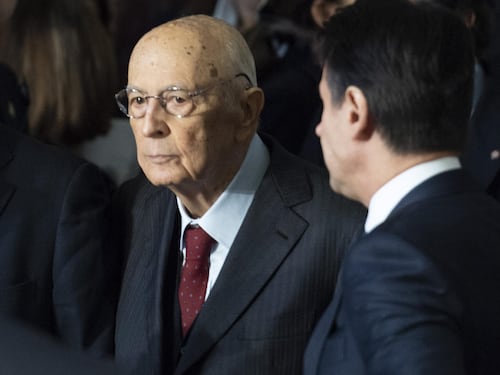 Se Napolitano regalava iPhone, Schlein distratta e Esselunga: quindi, oggi...