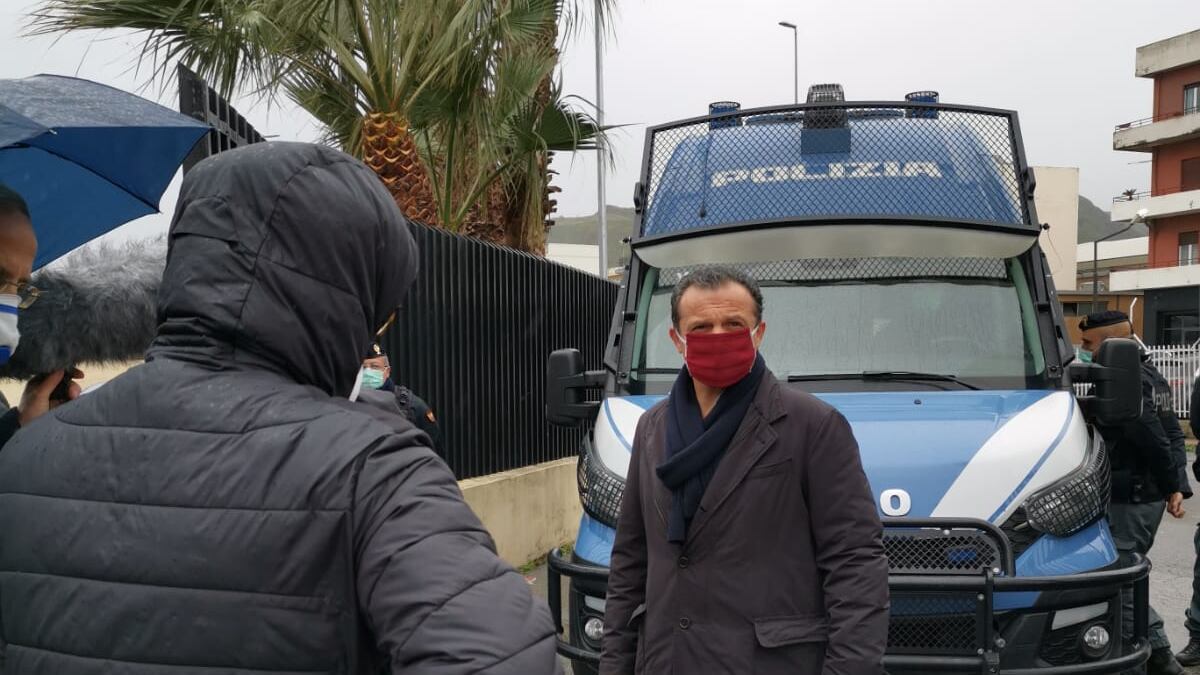 Messina, il sindaco si barrica nell'albergo con i passeggeri