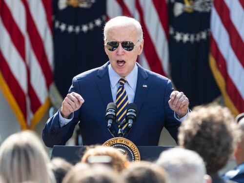 "Il confine resta chiuso". Ora Biden fa il Trump e finisce nella bufera