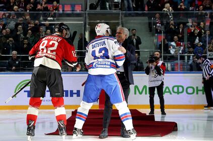 Mourinho apre la partita di hockey e scivola sulla pista 4