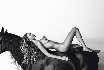 Gigi Hadid nuda sul cavallo 1