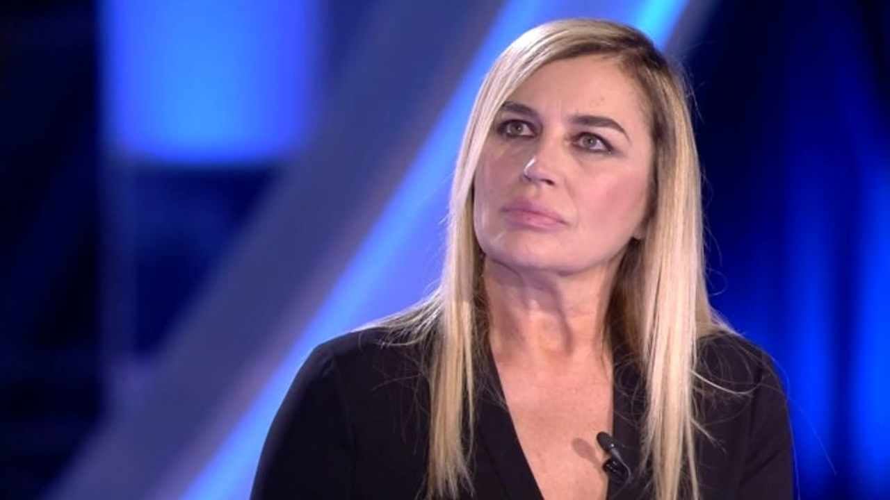 "Passavo ore sdraiata a terra". Quel dolore (mai dimenticato) di Lory del Santo per i figli