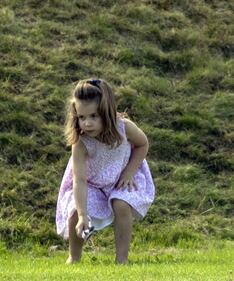 George e Charlotte giocano sull'erba 4