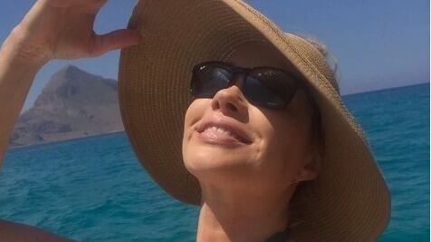 Anna Falchi, topless panoramico a Mykonos