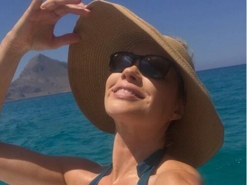 Anna Falchi, topless panoramico a Mykonos