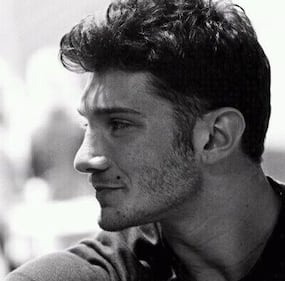 Stefano De Martino cede al ritocchino: si è rifatto le orecchie 17