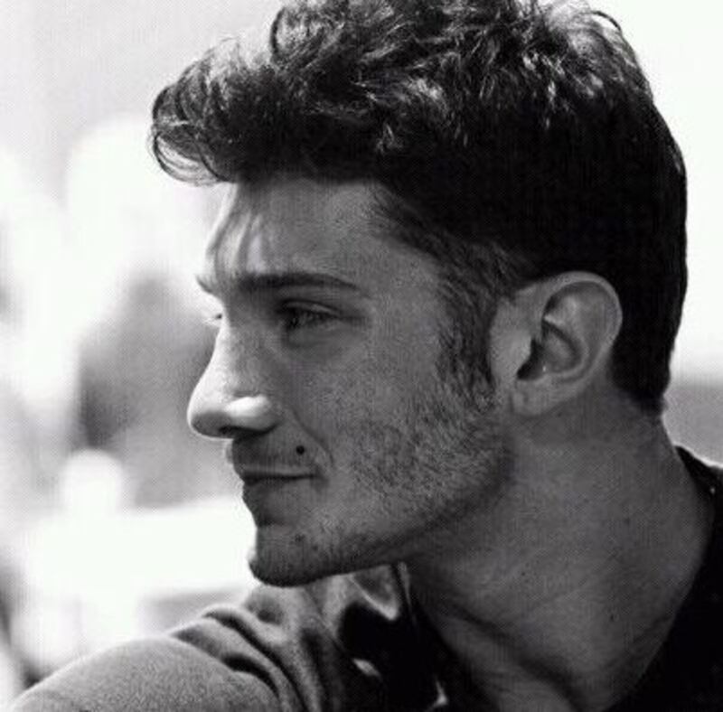 Stefano De Martino cede al ritocchino: si è rifatto le orecchie 17