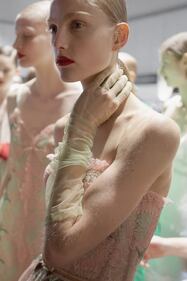 Nel backstage della sfilata. Qui si prepara la bellezza 4