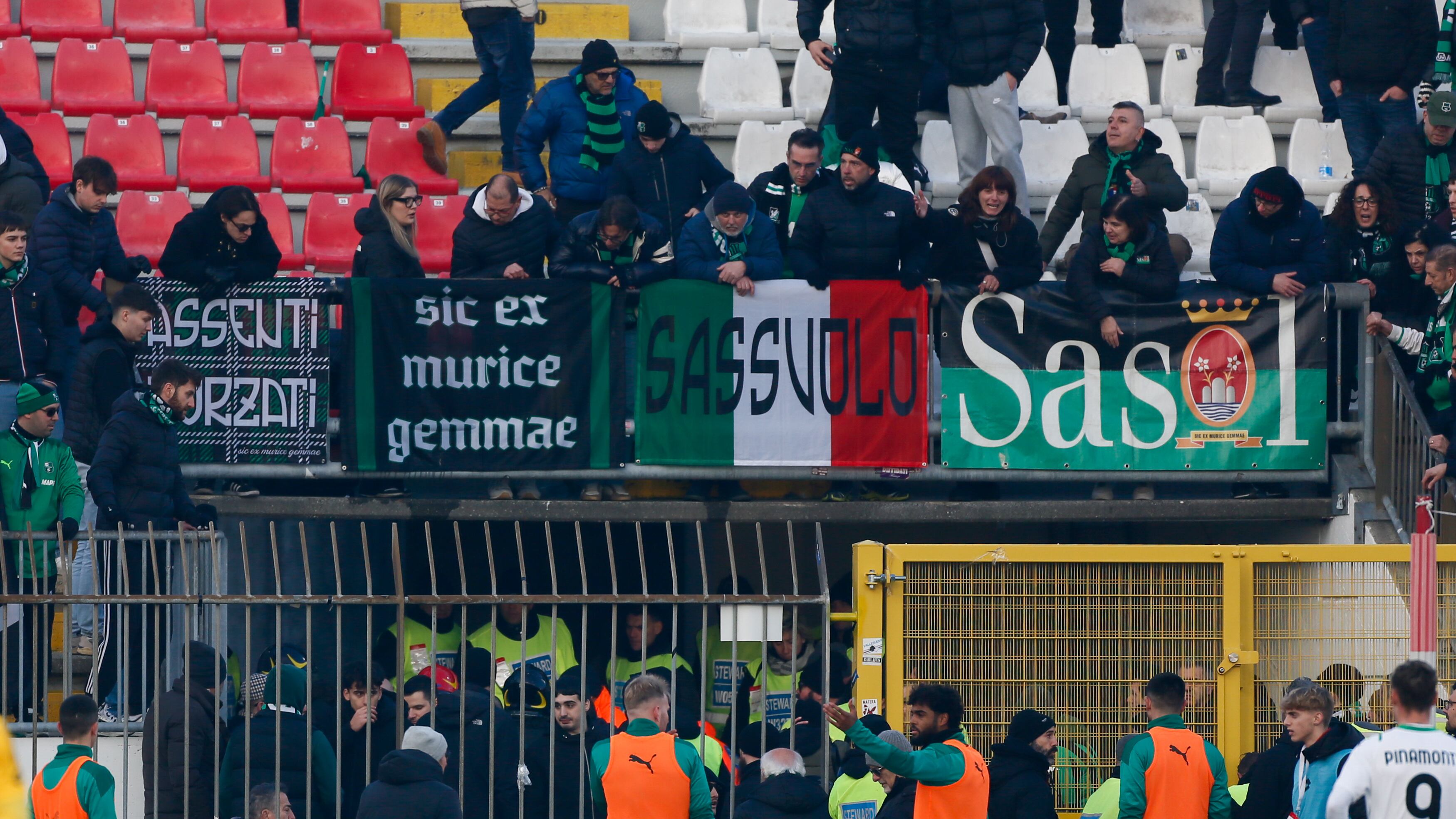 Tifoso cade dagli spalti, partita si ferma: cosa è successo a Monza