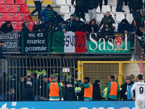 Tifoso cade dagli spalti, partita si ferma: cosa è successo a Monza