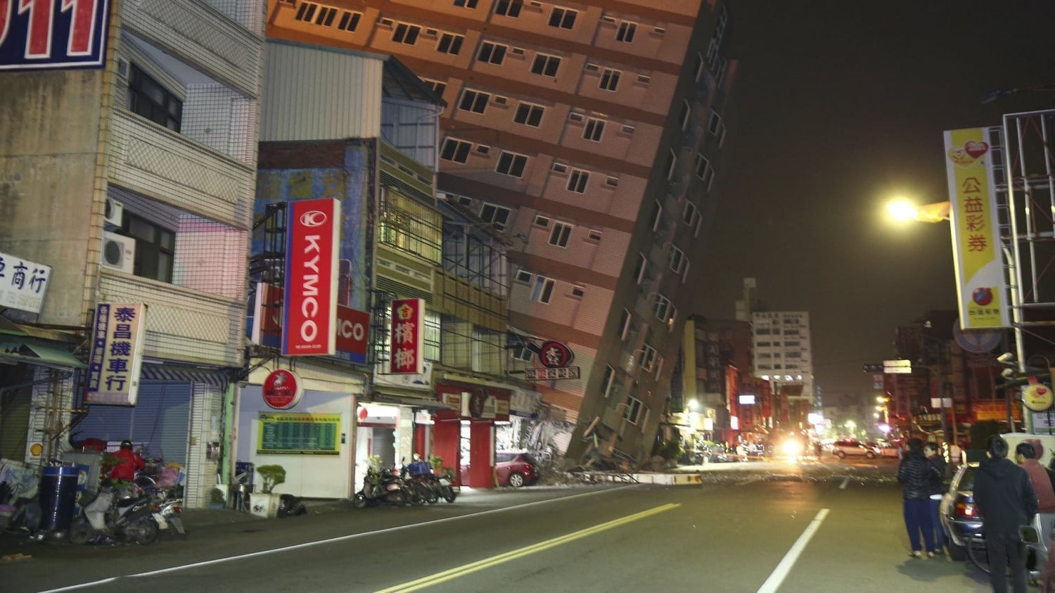 Terremoto a Taiwan, crollano alcuni palazzi