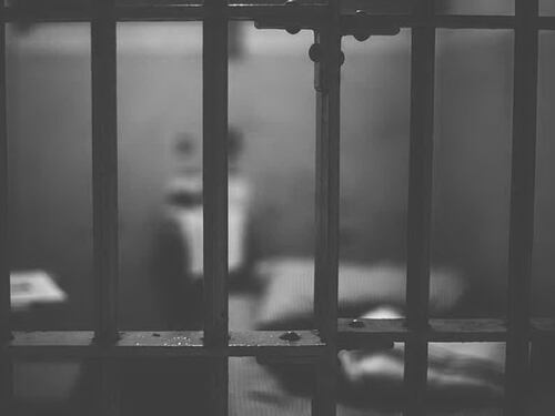 Firenze, detenuto straniero ferisce nove agenti: allarme del Sappe
