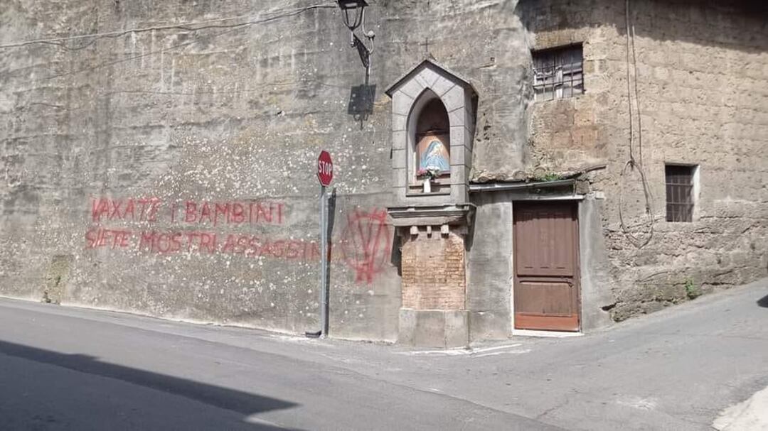 "Assassini". I no vax imbrattano l'edificio storico del paese di Fabrizio Frizzi