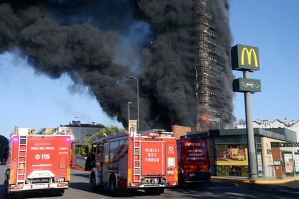 Incendio nel palazzo di via Antonini a Milano 5
